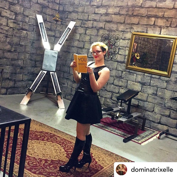 @dominatrixelle